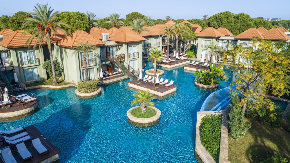 Lake Deluxe Villa photo 3