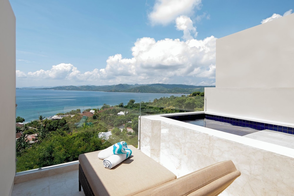 Hilltop Pool Suite photo 2