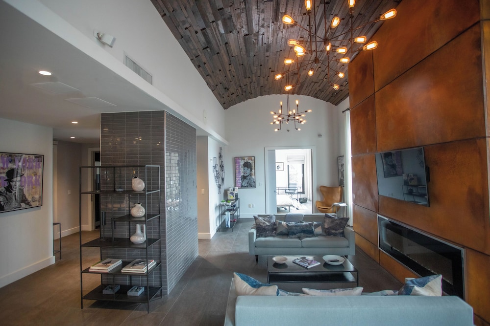 2-Bedroom Luxury Penthouse Apartment - City View