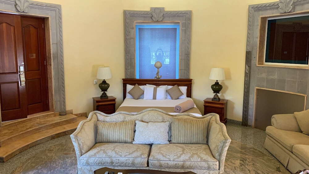 Deluxe Suite, 1 King Bed with Sofa bed, Non Smoking, Garden View photo 3