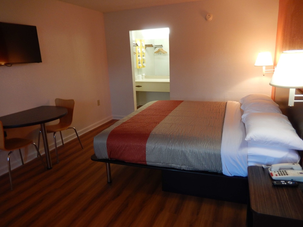 Deluxe Room, 1 Double Bed, Non Smoking, Refrigerator & Microwave - Photo 2