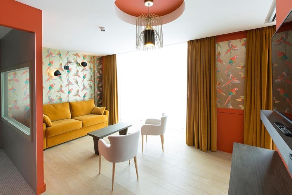 Suite, 1 King Bed, Non Smoking, Jetted Tub (Prestige) photo 3