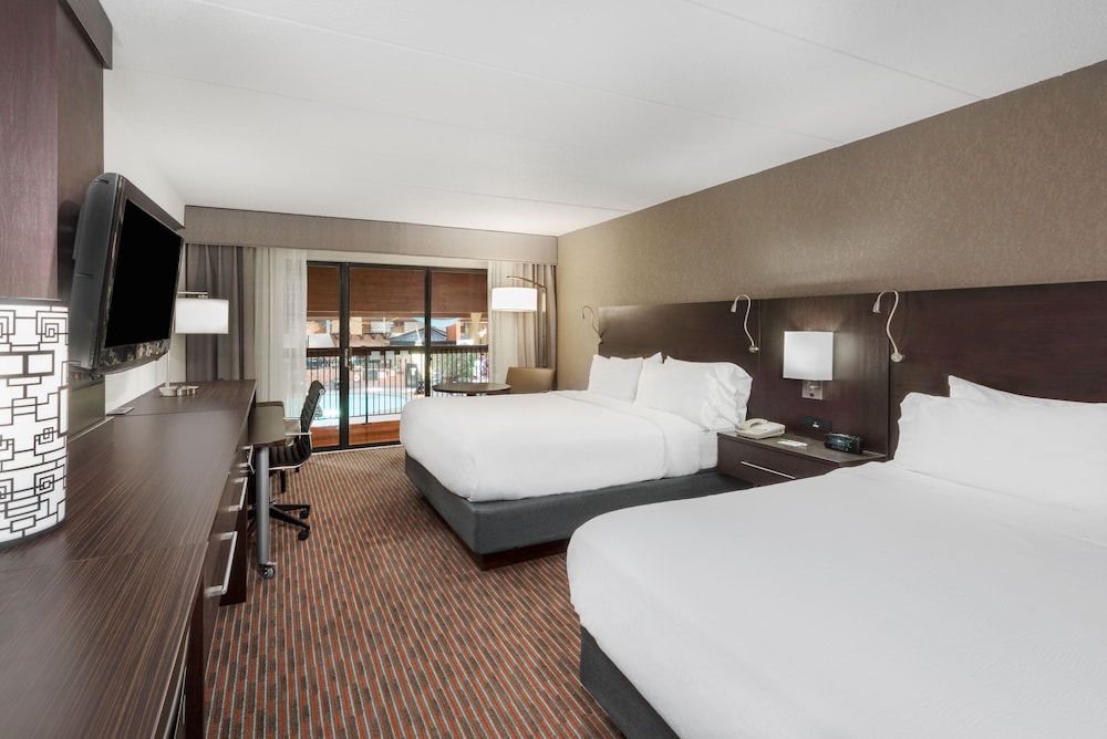 Standard Room, 2 Queen Beds, Pool View - Photo 2
