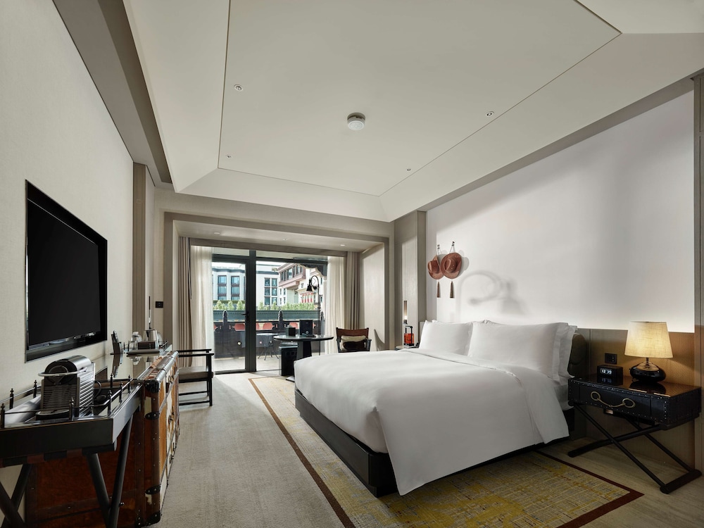 Executive Room, 1 King Bed, Balcony photo 3
