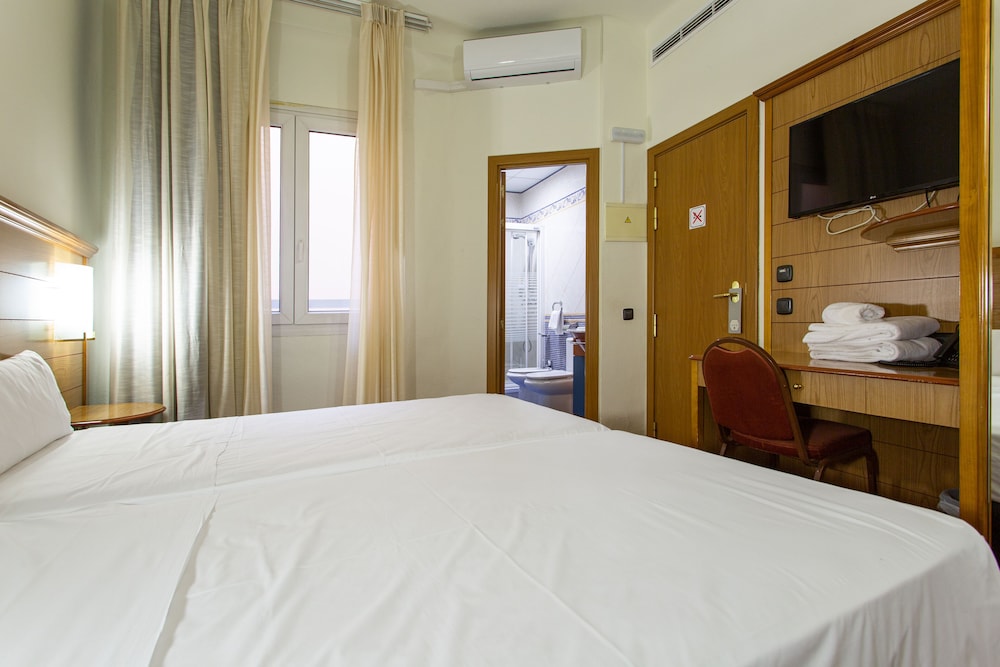 Double or Twin Room - Photo 12