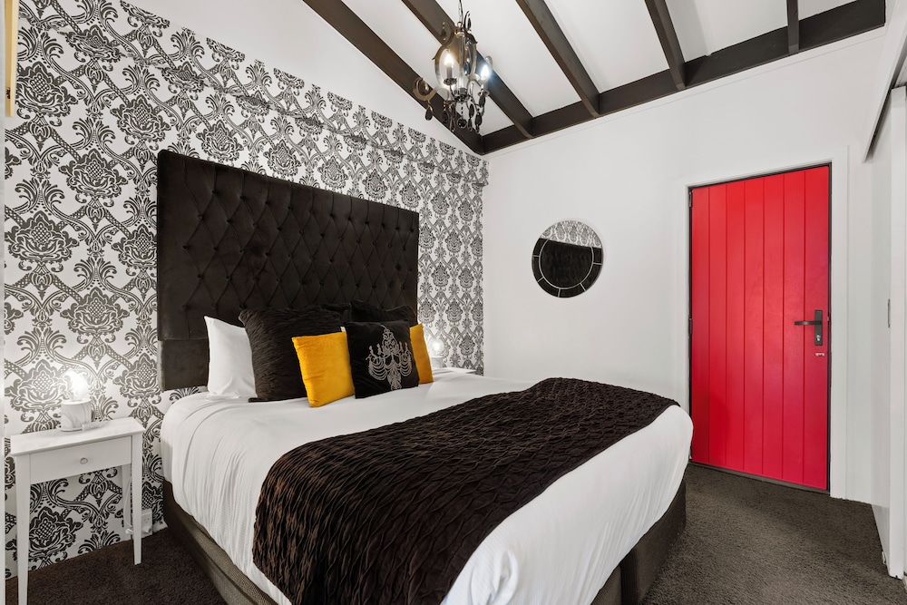 Deluxe Suite - Photo 13