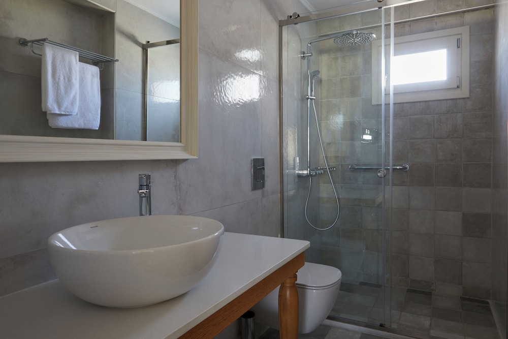 Queen Two-Bedroom Duplex Suite with Private Heated Pool and Hydromassage thumbnail 6