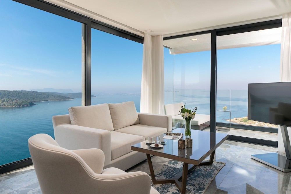 Suite, 1 King Bed, Sea View (Balcony)
