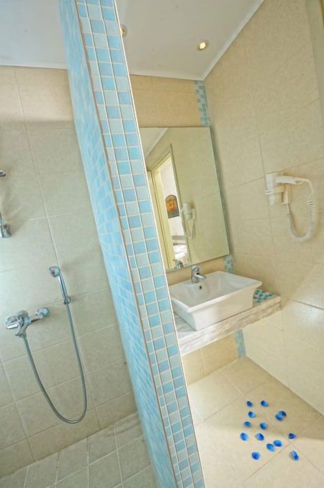Superior Triple Room photo 3