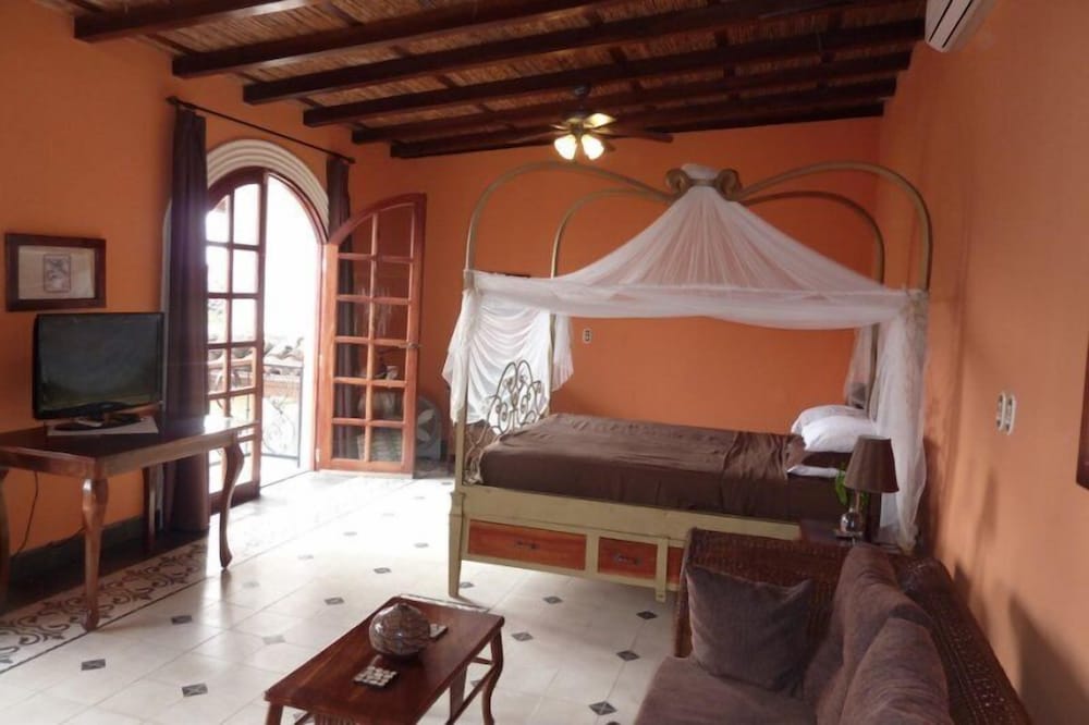 Honeymoon Suite, 1 Queen Bed, Garden View photo 2