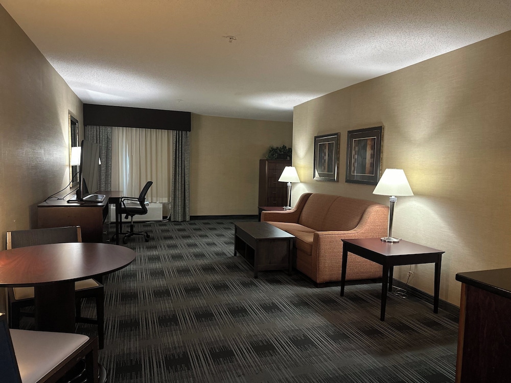 Suite, 2 Queen Beds - Photo 2
