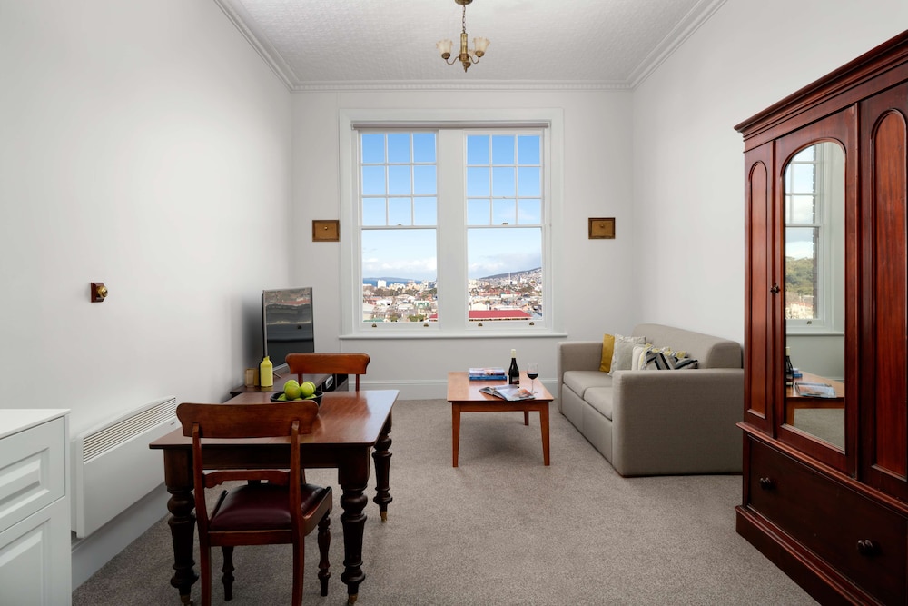 Executive Antique Suite - Photo 4