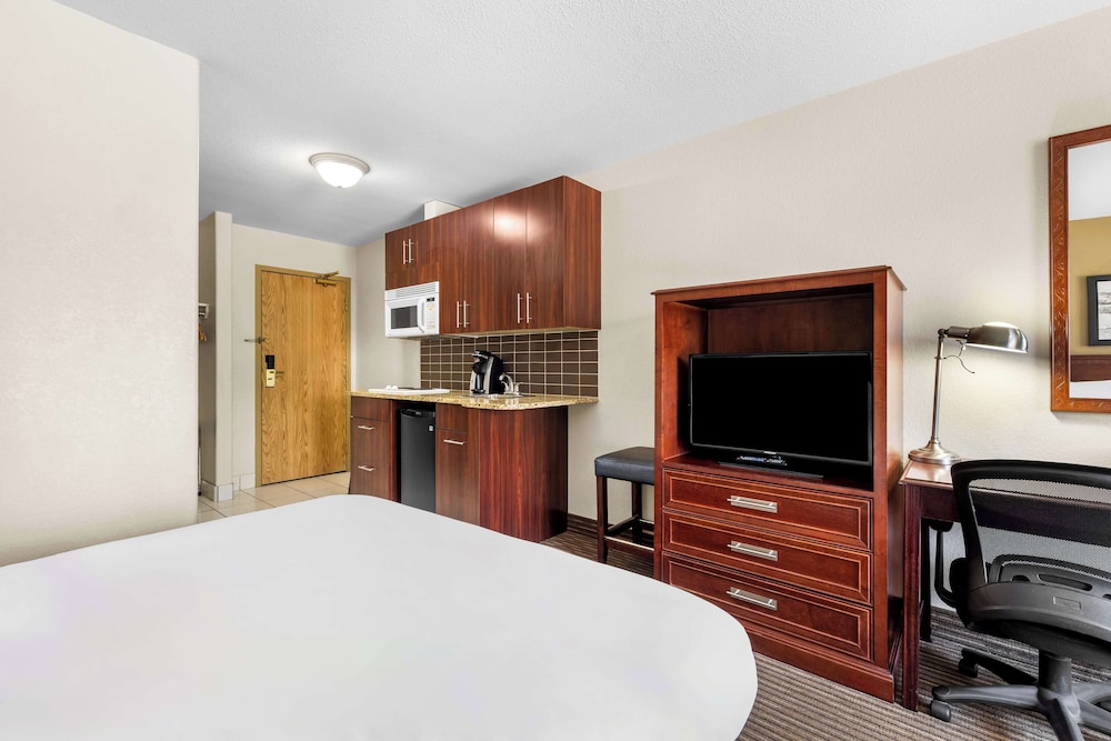 Suite, 2 Queen Beds, Non Smoking, Kitchen (with Sofabed) - Photo 3