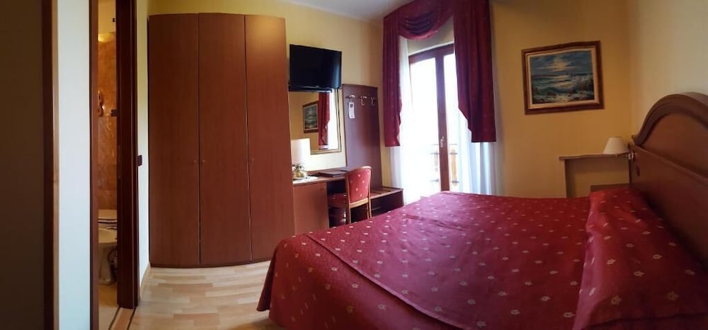 Economy Double or Twin Room, Balcony, Garden View photo 2