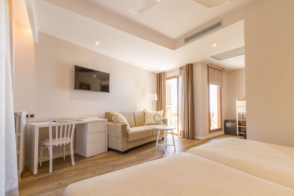 Habitación familiar con terraza y balcón, Vista parcial al mar