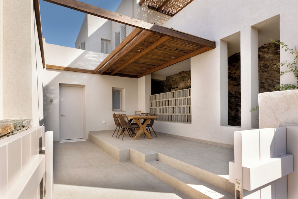 Yfes Hideaway Suite with Outdoor Jacuzzi photo 2