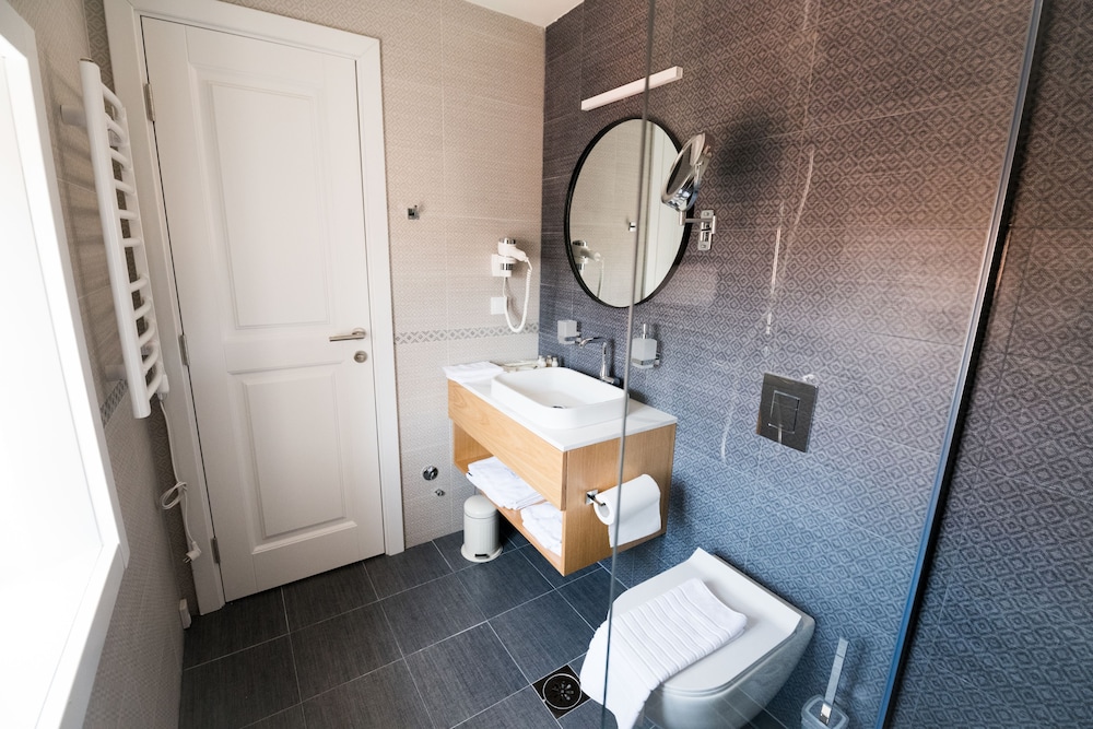 Deluxe Suite - Photo 8