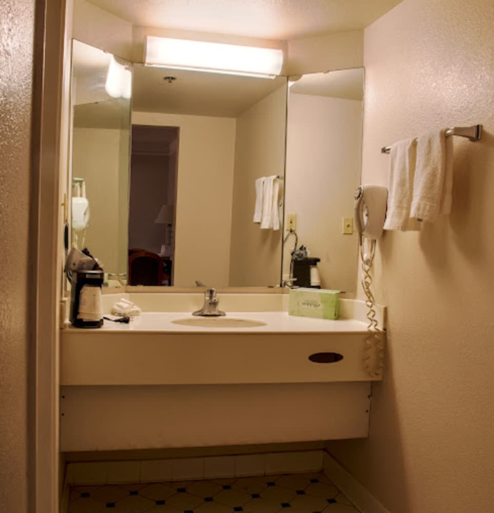 Deluxe Room, 1 King Bed, Non Smoking - Photo 5