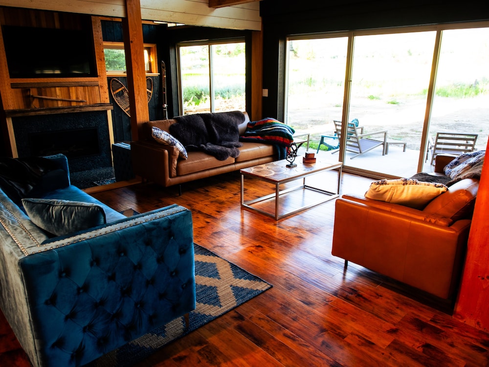 Classic Chalet, 3 Bedrooms, Fireplace, Mountain View photo 1