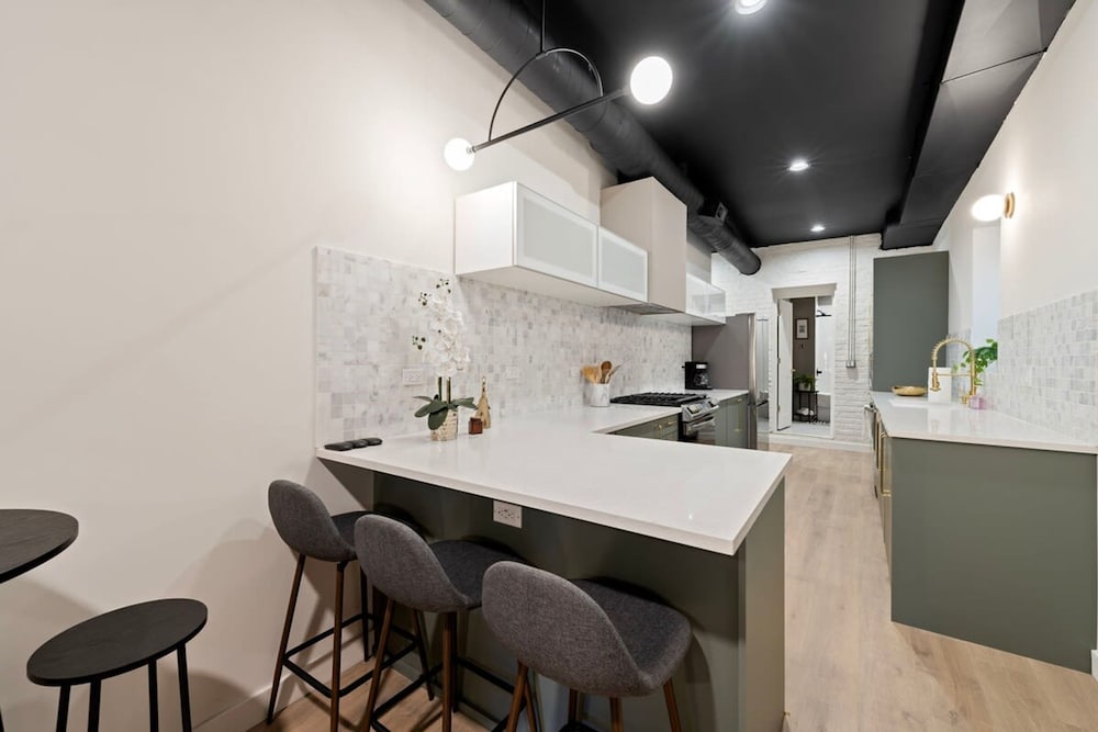 Chic 4-bedroom Haven Designer s Dream Home, Photo 14