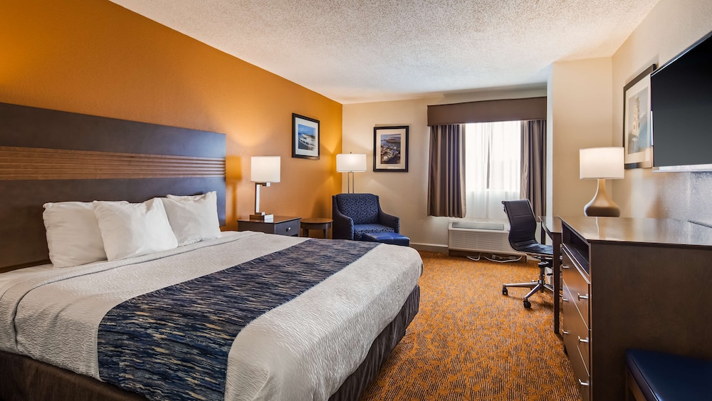Standard Room, 1 King Bed, Non Smoking, Refrigerator & Microwave - Photo 1