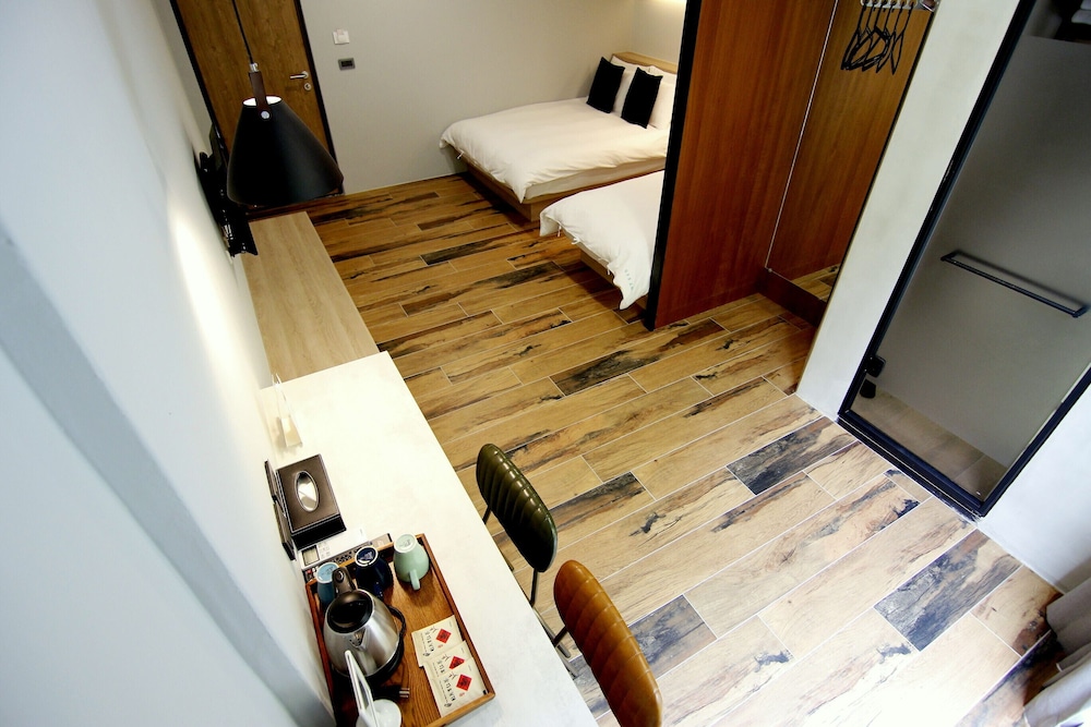 Basic Twin Room, 1 Bedroom, Ensuite photo 2