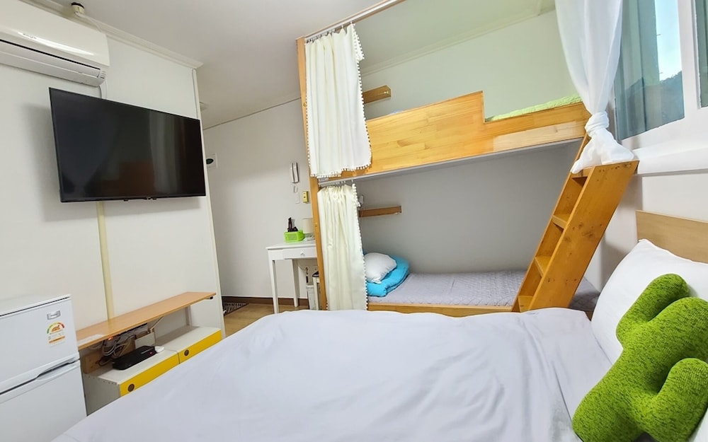 Room (Room for 2-4 (closed at 22:00))