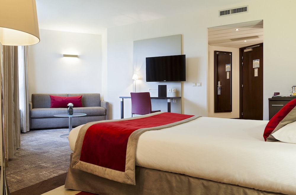 Standard Room, 1 Queen Bed with Sofa bed, Lake View - Photo 4