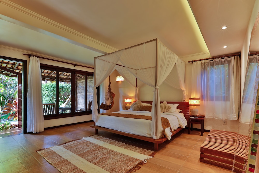 Quarto casal superluxo, banheira de hidromassagem, vista para o jardim
