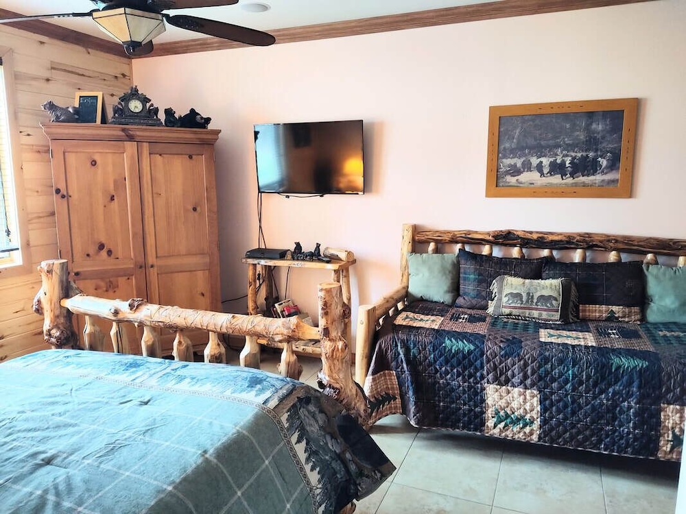 Bear Room with Shared Bathroom photo 2