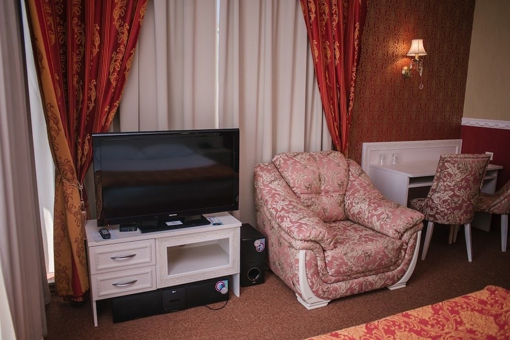 Suite, 1 Queen Bed, Non Smoking photo 3