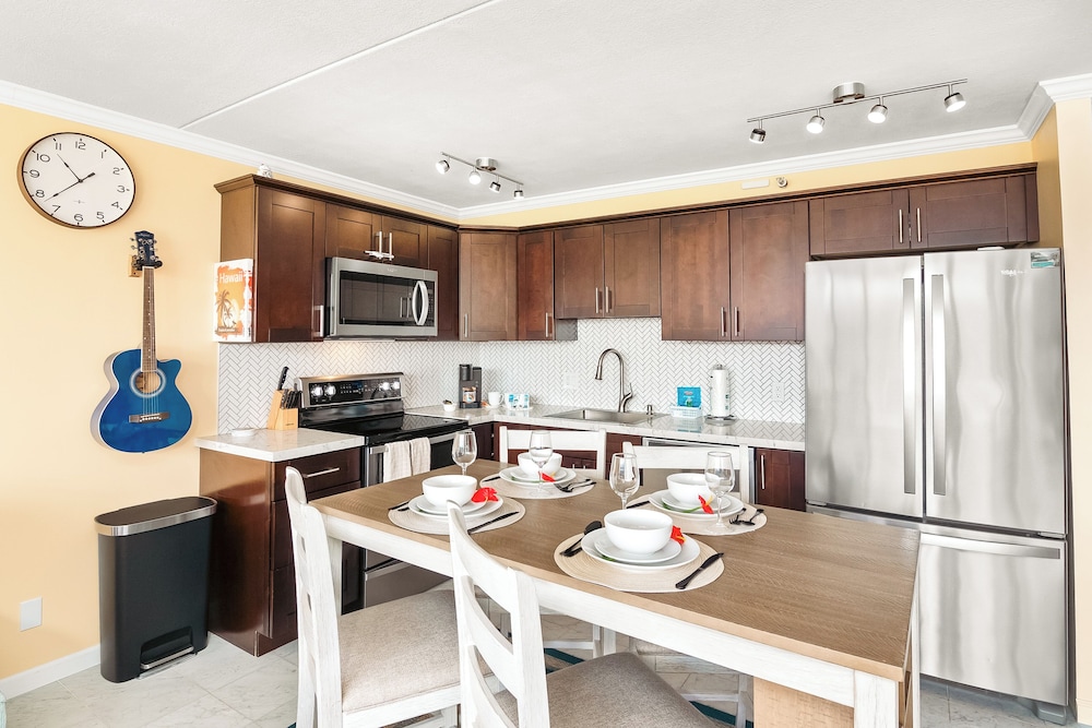 Premium Remodeled Condo with Ocean View and Parking: Condo, 1 Bedroom, Mountain View (0122) photo