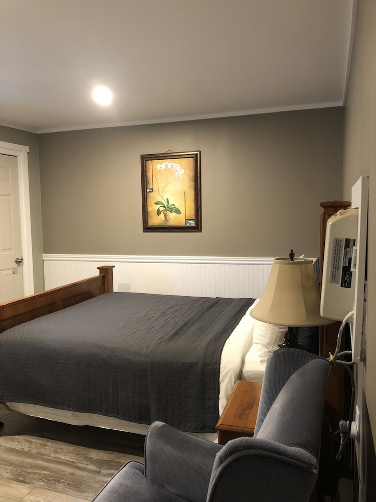 Basic Room, 1 Queen Bed photo 2