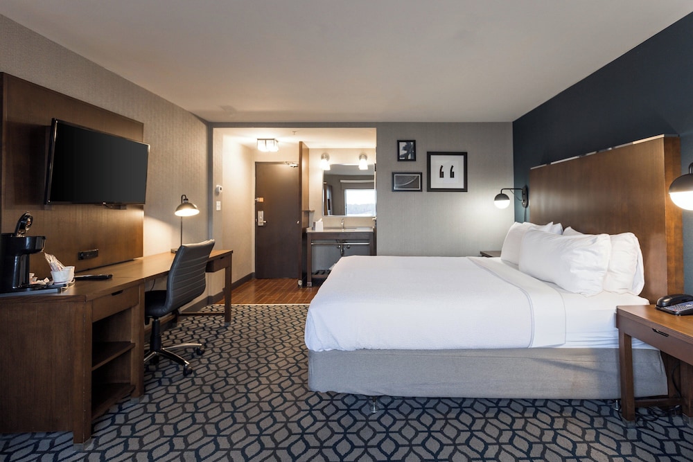 Standard Room, 1 King Bed, River View - Photo 8