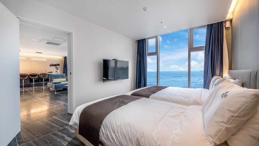F. Royal Suite, Ocean View - Photo 3