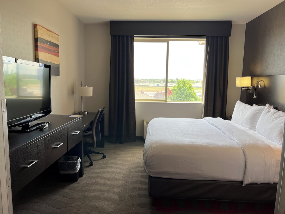 1 King Bed, Mobility and Hearing Accessible, Non Smoking photo 2