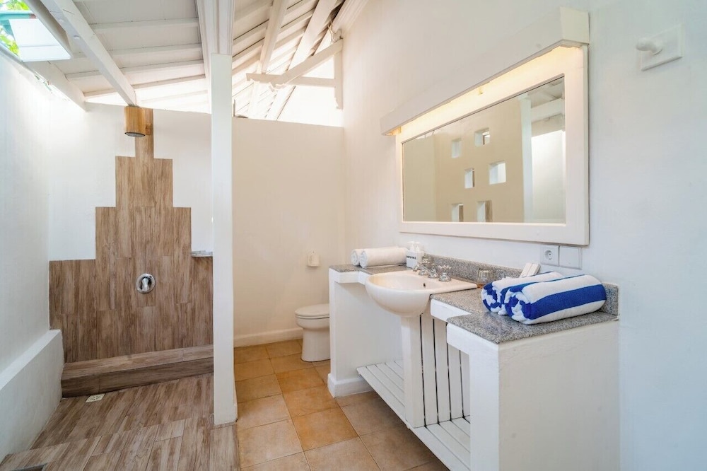 Deluxe Double or Twin Room, Partial Sea View photo 1