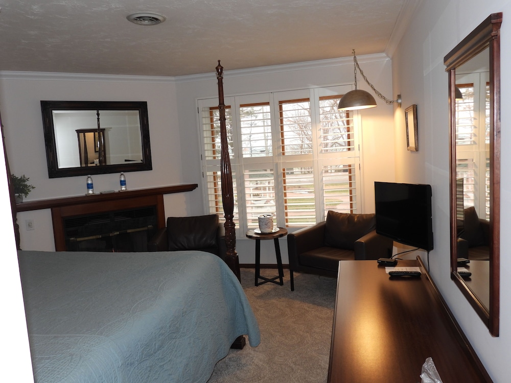 Deluxe Room, 1 King Bed, Fireplace photo 2