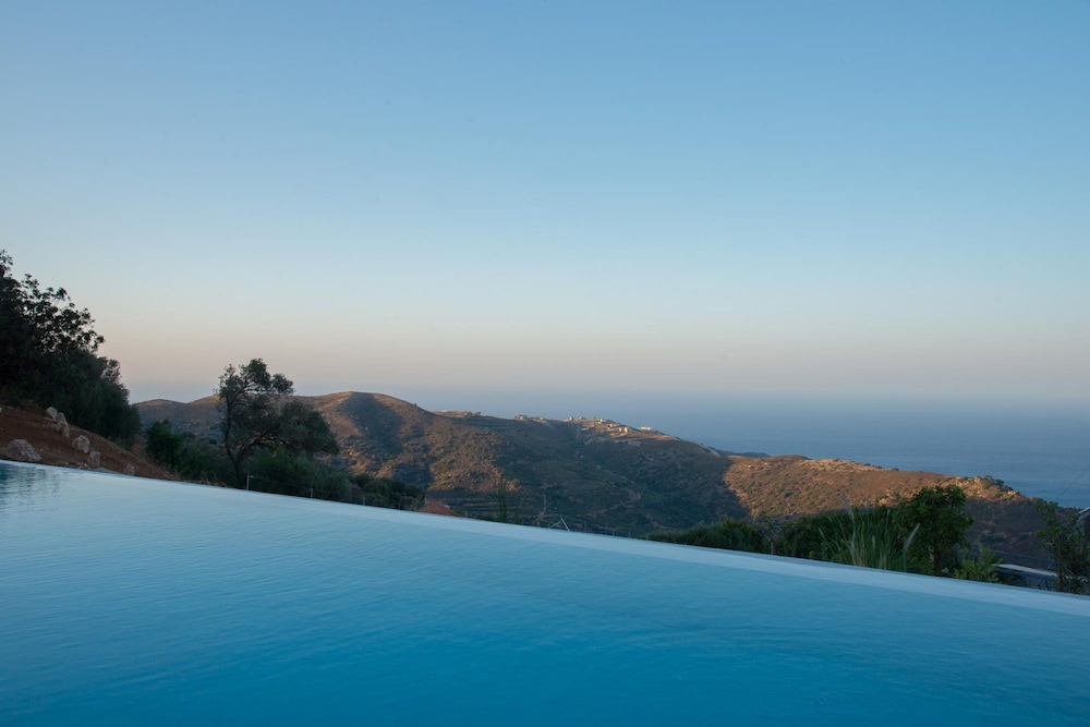 Villa photo 2