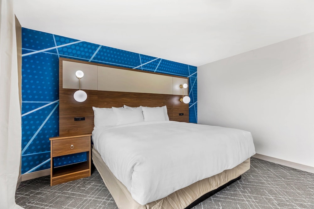 Suite, 1 King Bed with Sofa bed, Non Smoking (Boardroom Table) photo 1