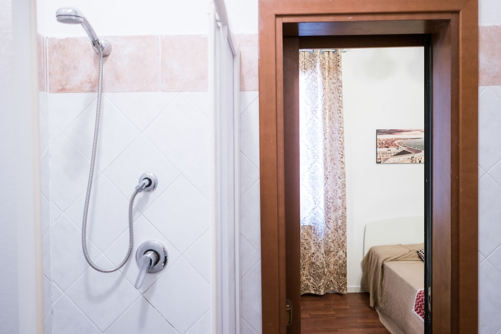 Triple Room, Ensuite photo 3