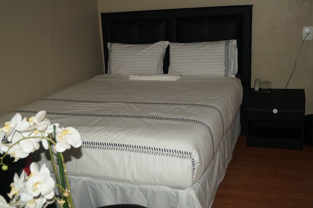Standard Room (Queen)