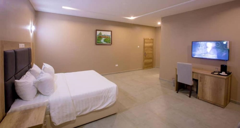 Suite - Photo 3