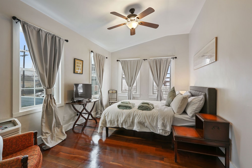 Delightful Freret Apartment w/ Parking