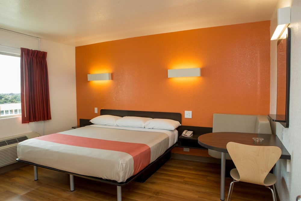 Premium Room, 1 King Bed, Non Smoking, Refrigerator & Microwave - Photo 4