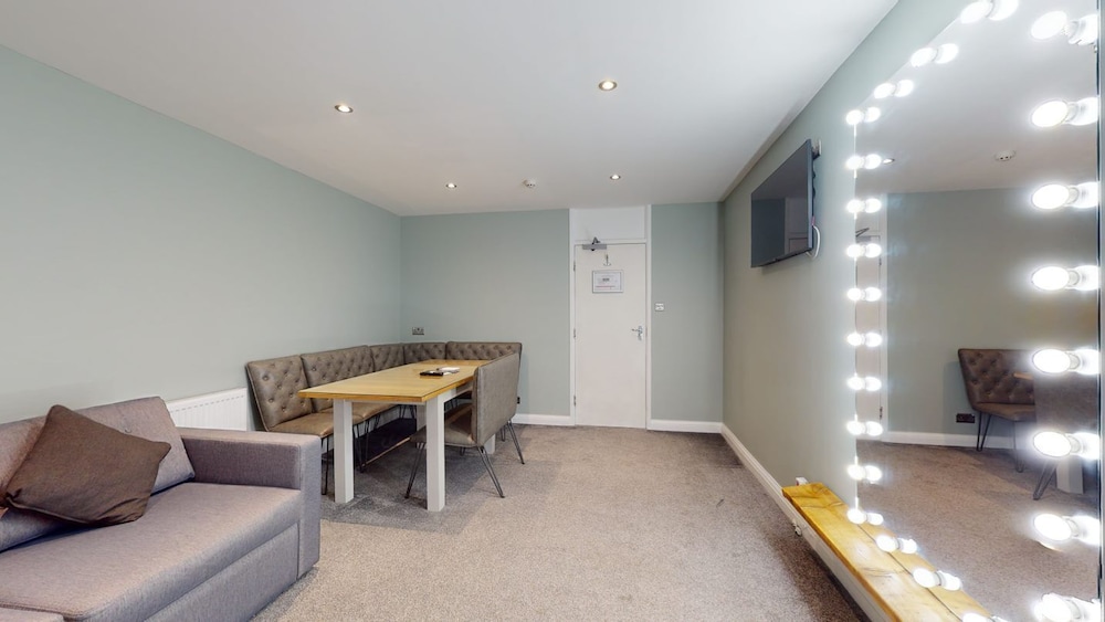 Suite - Photo 13