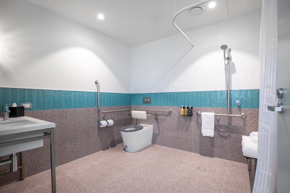 Premium Room, 1 King Bed, Accessible - Photo 5