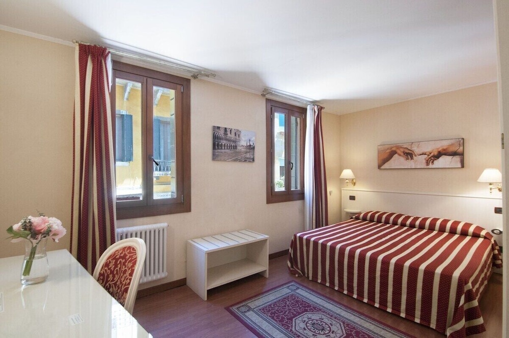 Standard Double or Twin Room, City View photo 1