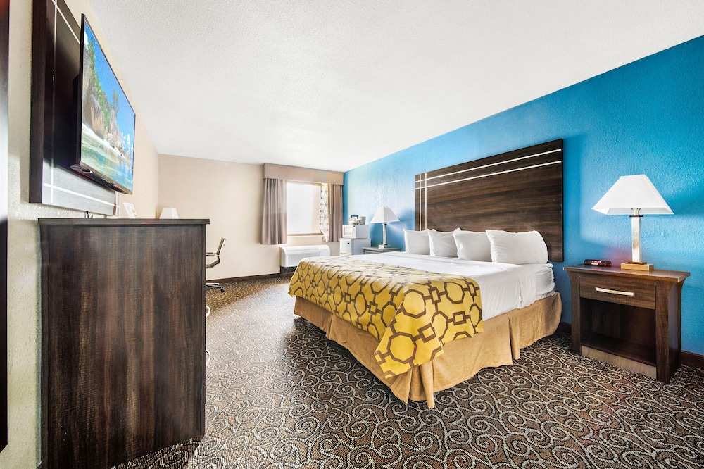 Standard Room, 1 King Bed, Non Smoking - Photo 9