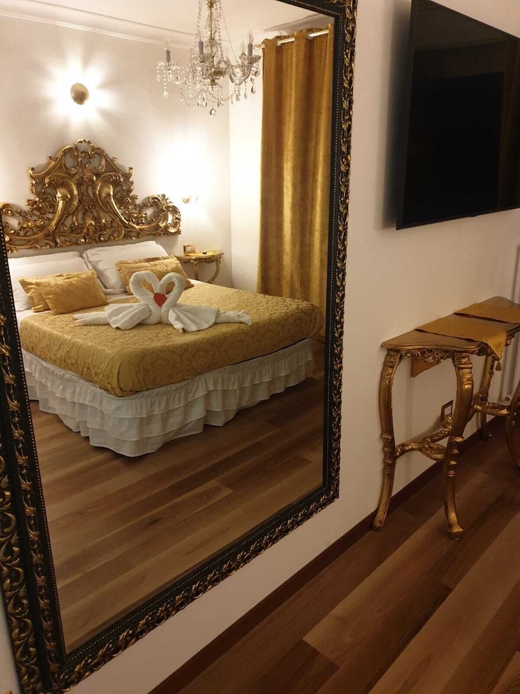 Luxury Suite, 1 Queen Bed, Jetted Tub + External Sauna photo 2